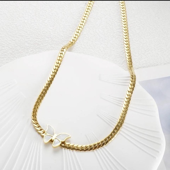Jewelry - Butterfly curb necklace